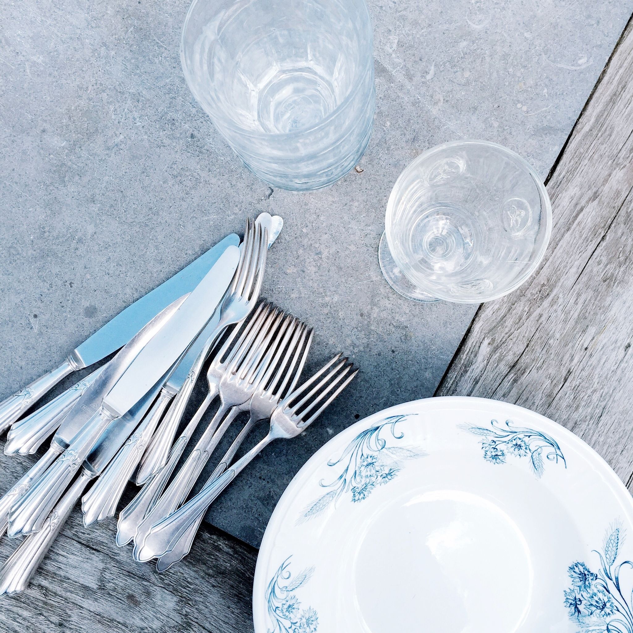 Dishware, Fork, Tableware, Plate, Cutlery, Porcelain, Household silver, Dinnerware set, Table, 