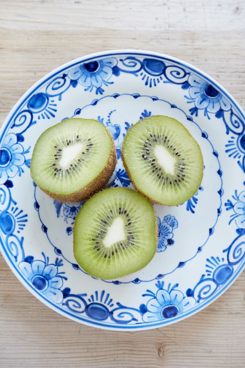 Kiwifruit, Food, Fruit, Dishware, Plate, Produce, Tableware, Hardy kiwi, Plant, Platter, 
