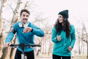 een man en een vrouw zijn samen aan het sporten in een park