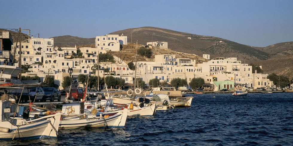 La baia di Tinos con il porto in primo piano