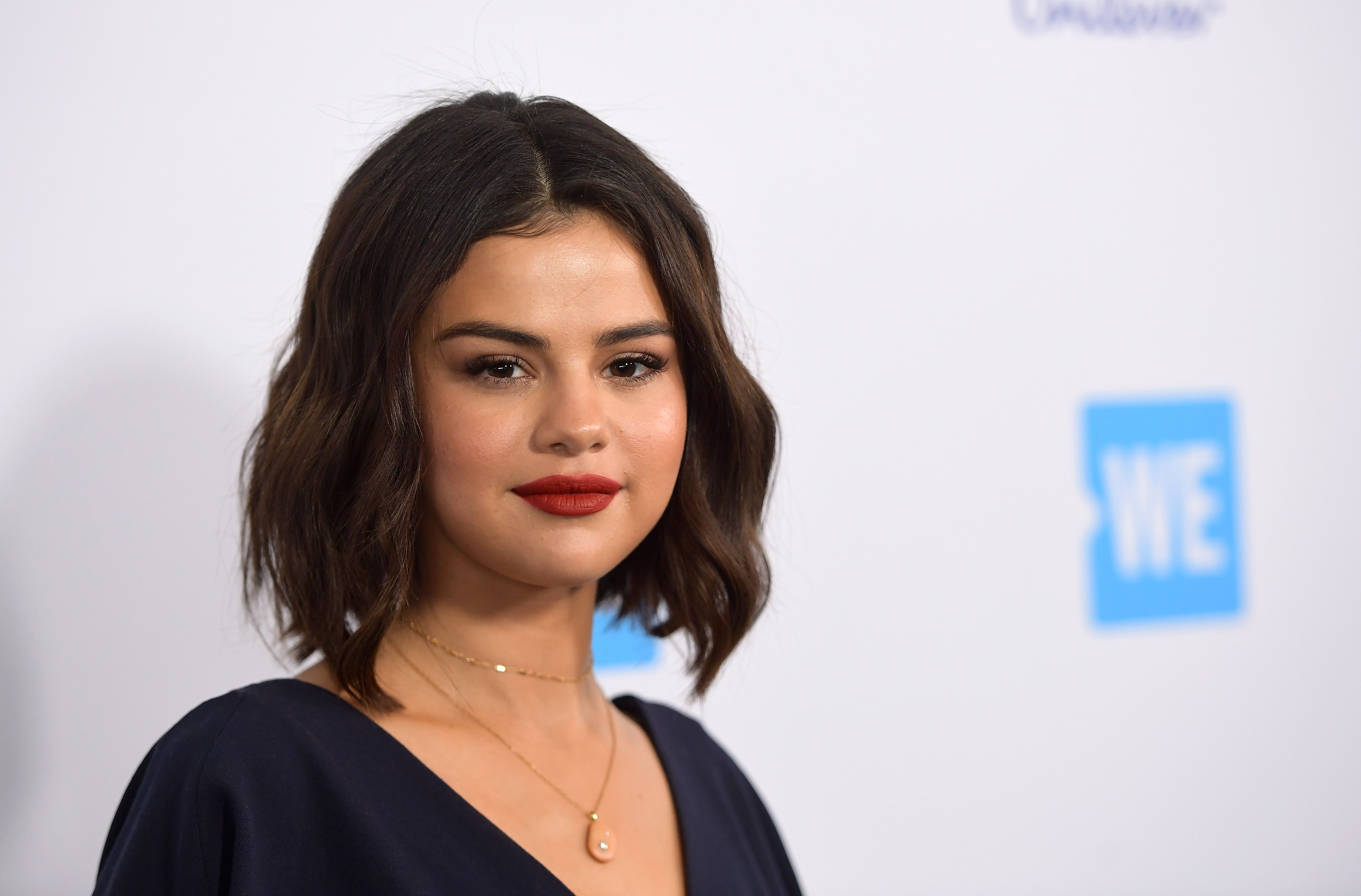 Selena Gomez Wears Retro 60s Hair Style On Jimmy Fallon