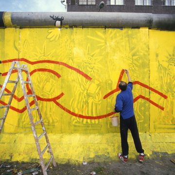 le peintre américain keith haring peint des fresques sur le mur de berlin en octobre 1986, allemagne photo by patrick pielgamma rapho via getty images