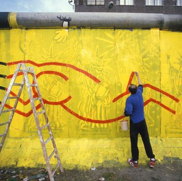 le peintre américain keith haring peint des fresques sur le mur de berlin en octobre 1986, allemagne photo by patrick pielgamma rapho via getty images