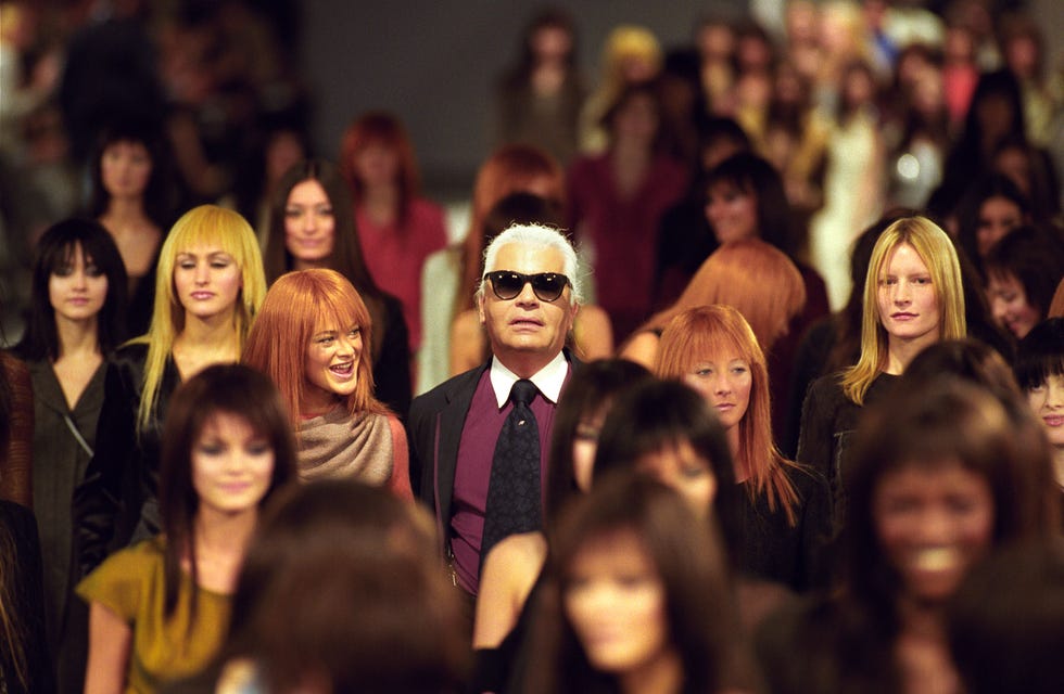 MODE PRET-A-PORTER AUTOMNE HIVER 99-2000 chanel karl lagerfeld photo by pool simonstevensgamma rapho via getty images