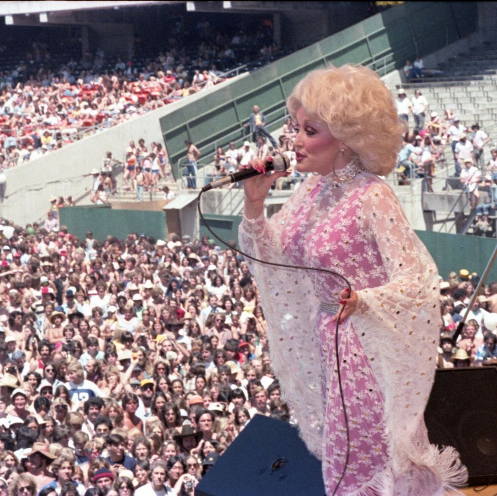 Dolly Parton Performing