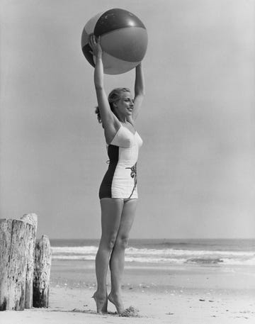 mujer pelota playa