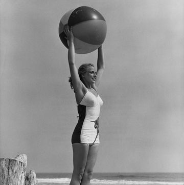 mujer pelota playa