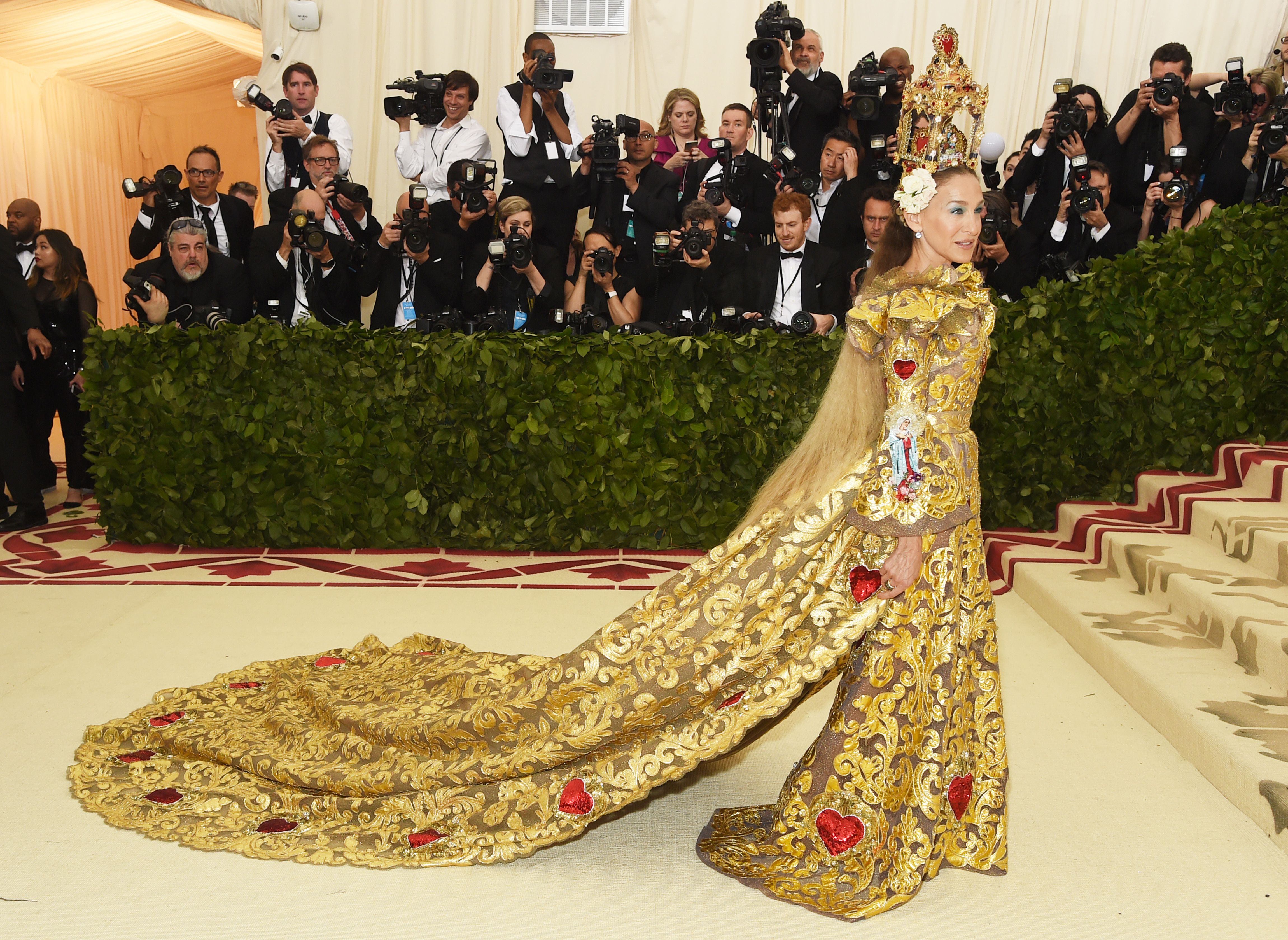 Sarah Jessica Parker Went Casual and Wore A Gold Nativity Scene On Her Head  At The Met Gala