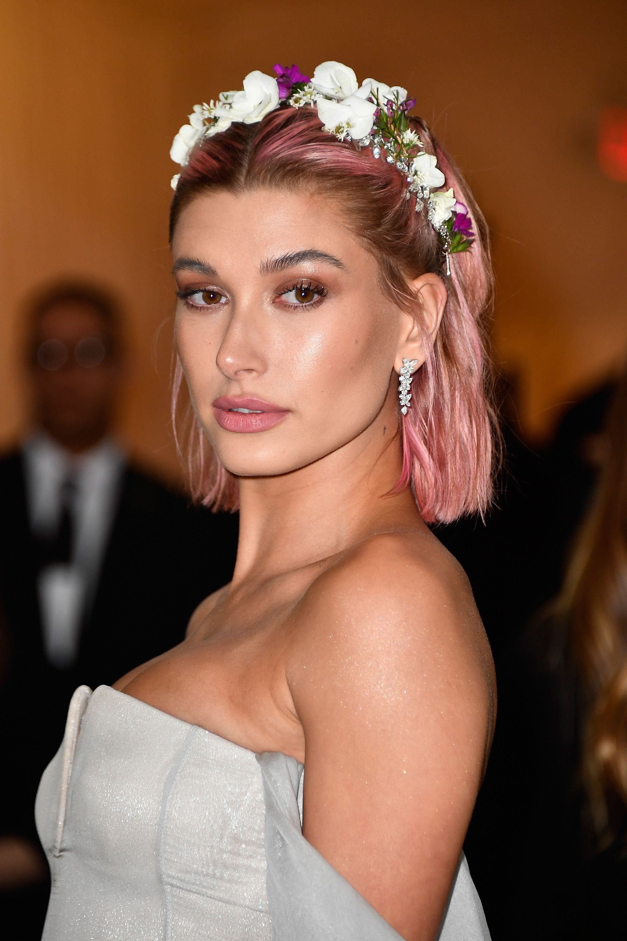Hailey Baldwin Goes Brunette with Golden Highlights – Fashion Gone Rogue