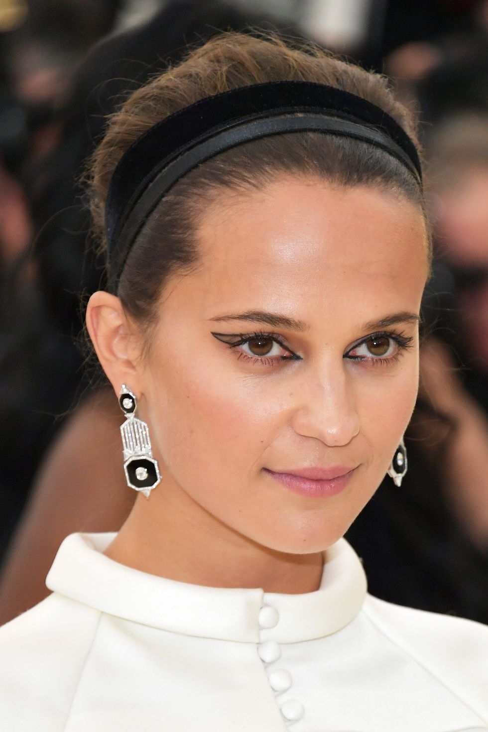 How To Do Alicia Vikander's Met Gala 2018 Negative Space Eyeliner Step By  Step