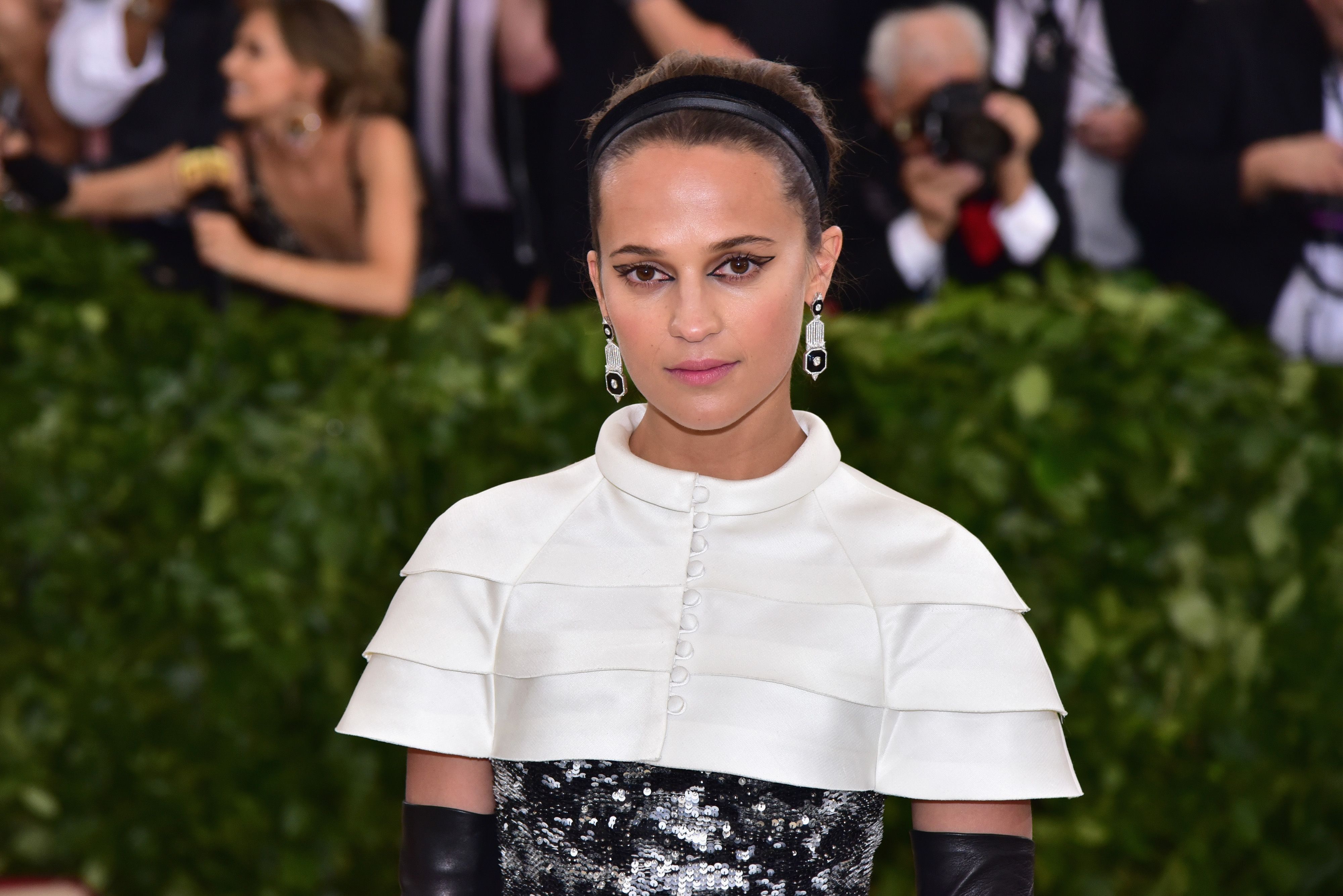 How To Do Alicia Vikander's Met Gala 2018 Negative Space Eyeliner Step By  Step