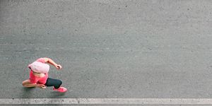 vrouw hardlopen weg asfalt roze