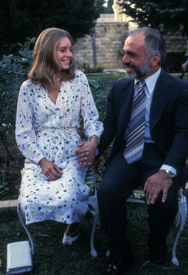 portrait de la future reine noor de jordanie et du roi hussein au moment de leurs fiançailles en mai 1978 photo by daniel simongamma rapho via getty images