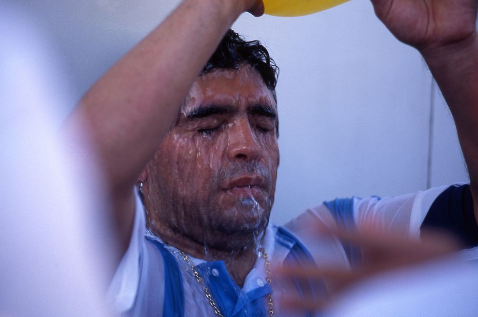 le footballeur argentin diego maradona saspergeant deau lors dun match avec léquipe nationale dargentine photo by rafael wollmanngamma rapho via getty images