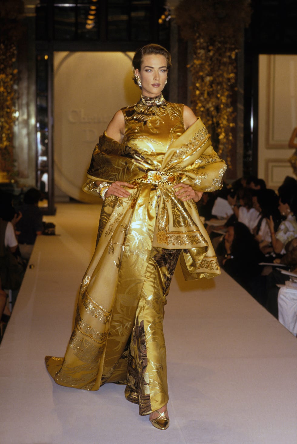 tatjana patitz lors du défilé de haute couture christian dior hiver 1991 en juillet 1991 à paris, france photo by arnalpatgamma rapho via getty images