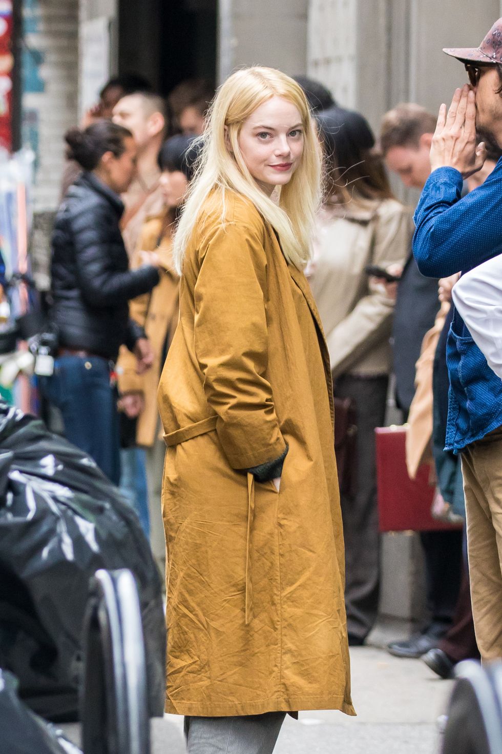 Hair, Street fashion, Clothing, Fashion, Coat, Blond, Outerwear, Yellow, Hairstyle, Trench coat, 