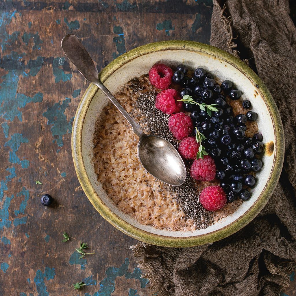 tazón de avena con arándanos