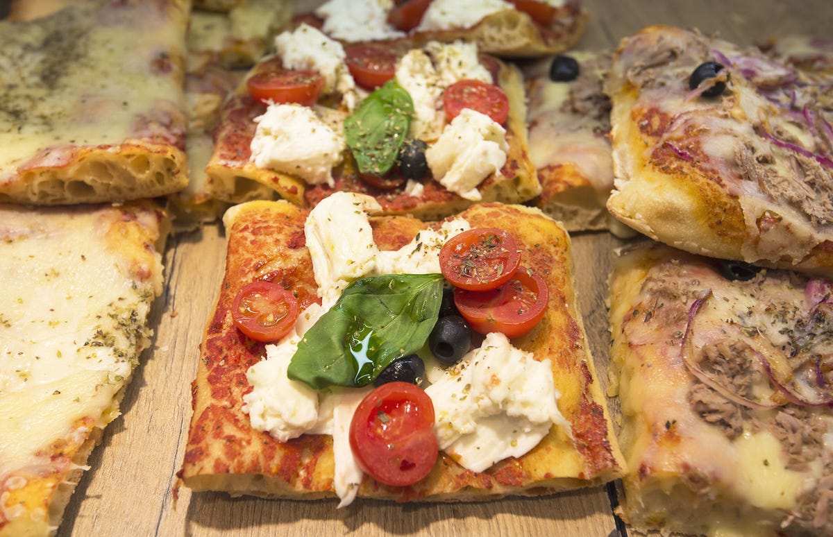 Pizza romana ricetta: quella di Gabriele Bonci con la salsiccia