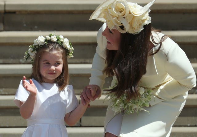 Headpiece, Child, Hair accessory, Headgear, Fashion accessory, Floristry, Floral design, Flower, Plant, Cut flowers, 