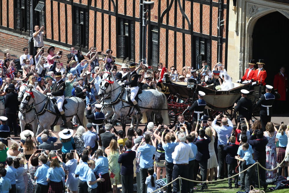 Horse, People, Crowd, Carriage, Event, Horse harness, Vehicle, Architecture, Livestock, Team, 