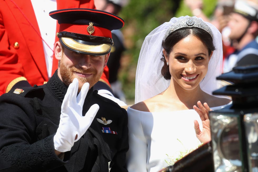 Event, Military officer, Gesture, Tradition, Ceremony, Headgear, Smile, Fashion accessory, Uniform, 