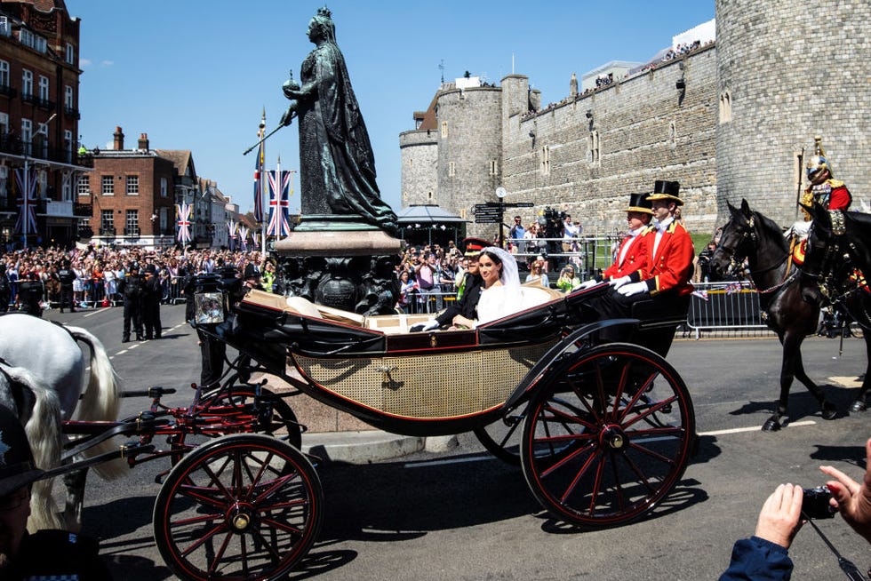 Carriage, Horse and buggy, Vehicle, Mode of transport, Wagon, Horse harness, Cart, Horse, Tourism, Car, 