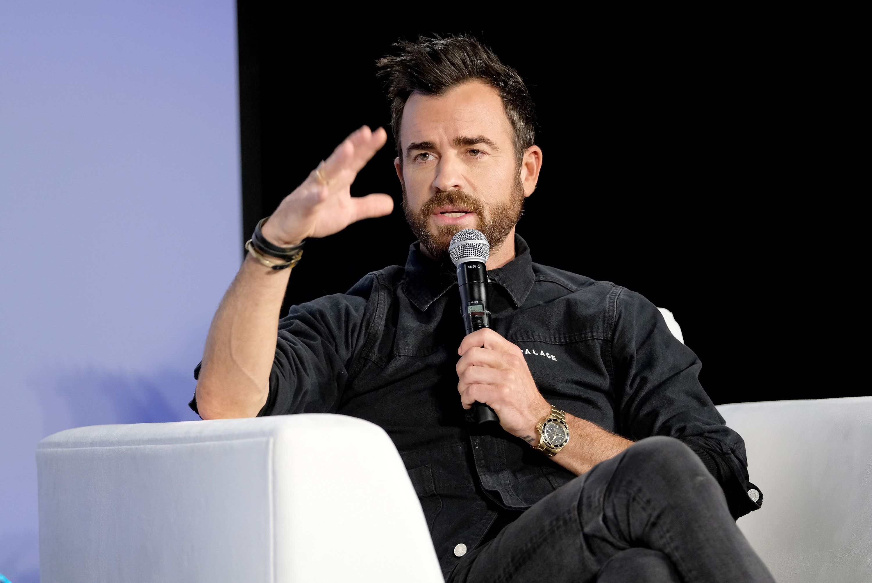 Dlisted  Open Post Hosted By Justin Theroux In Jorts Again