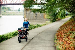 mujer, corre, maratón, hijos, carrito de bebé