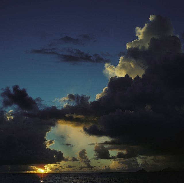 levercoucher de soleil le 13 avril 1981 aux seychelles photo by chip hiresgamma rapho via getty images