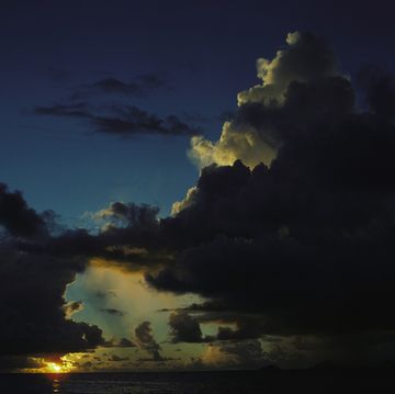 levercoucher de soleil le 13 avril 1981 aux seychelles photo by chip hiresgamma rapho via getty images