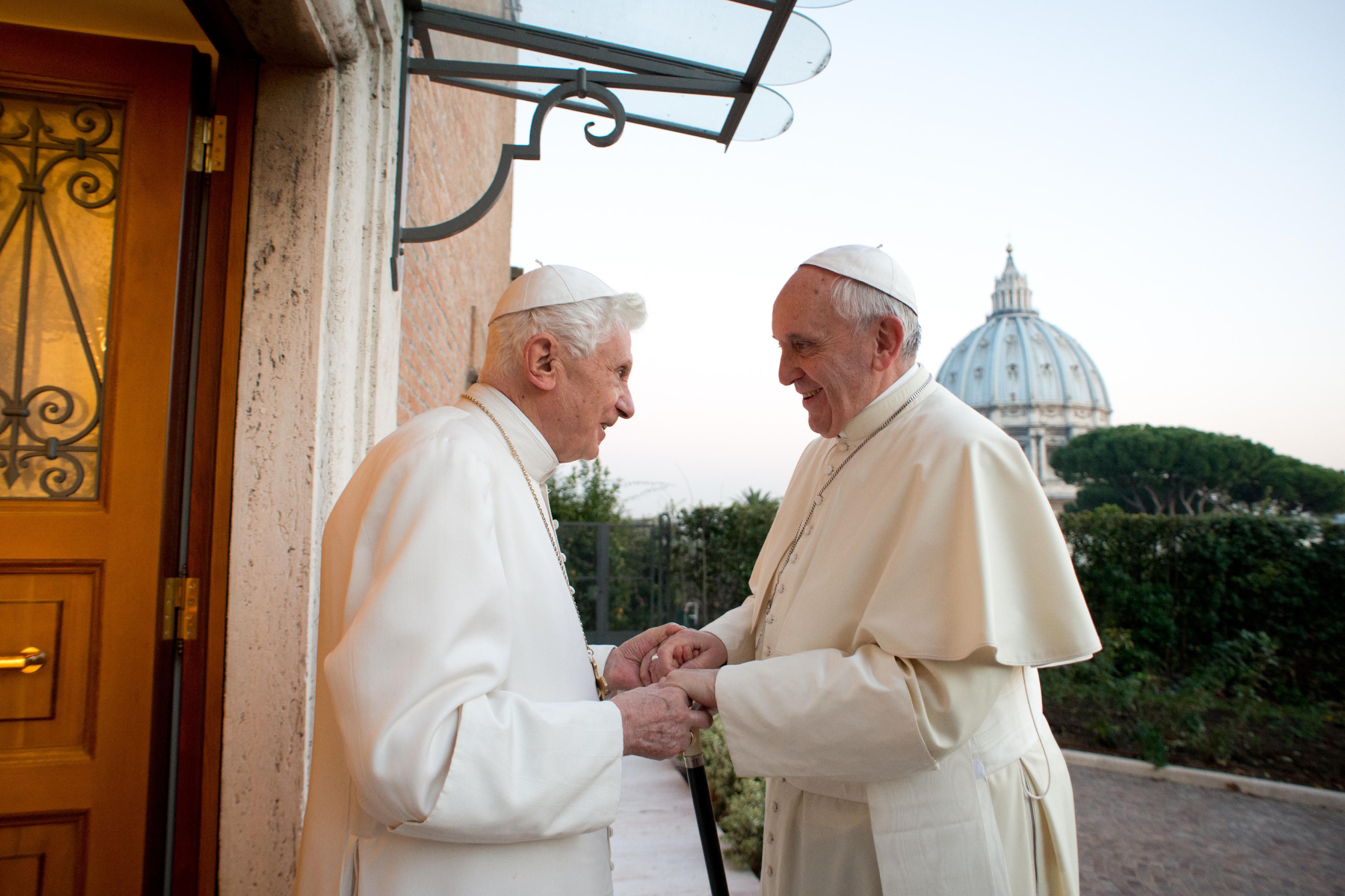 cirkulation afsnit Belønning The Two Popes Netflix Movie True Story - Are Pope Benedict and Pope Francis  Friends in Real Life?