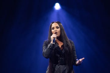 Performance, Entertainment, Music artist, Performing arts, Singing, Singer, Event, Stage, Song, Microphone, 