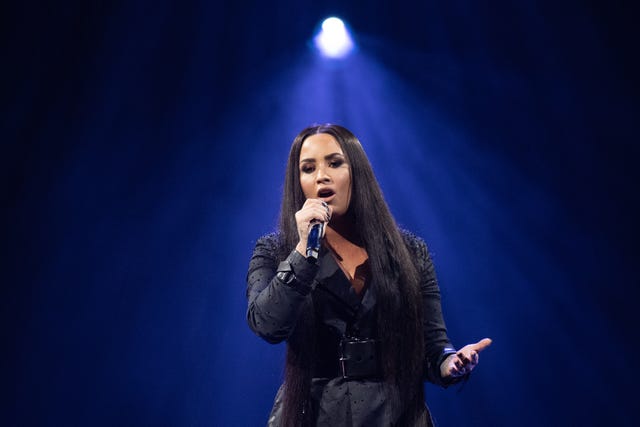 Performance, Entertainment, Music artist, Performing arts, Singing, Singer, Event, Stage, Song, Microphone, 