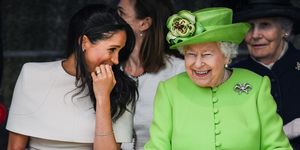 queen elizabeth lacht samen met meghan markle, duchess of sussex tijdens de opening van new mersey gateway bridge in 2018