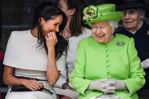 queen elizabeth lacht samen met meghan markle, duchess of sussex tijdens de opening van new mersey gateway bridge in 2018