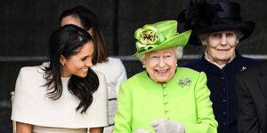 queen elizabeth ii lacht met meghan markle tijdens openingsceremonie van denew mersey gateway bridge in juni 2018