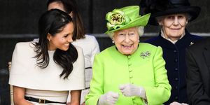 queen elizabeth ii lacht met meghan markle tijdens openingsceremonie van denew mersey gateway bridge in juni 2018