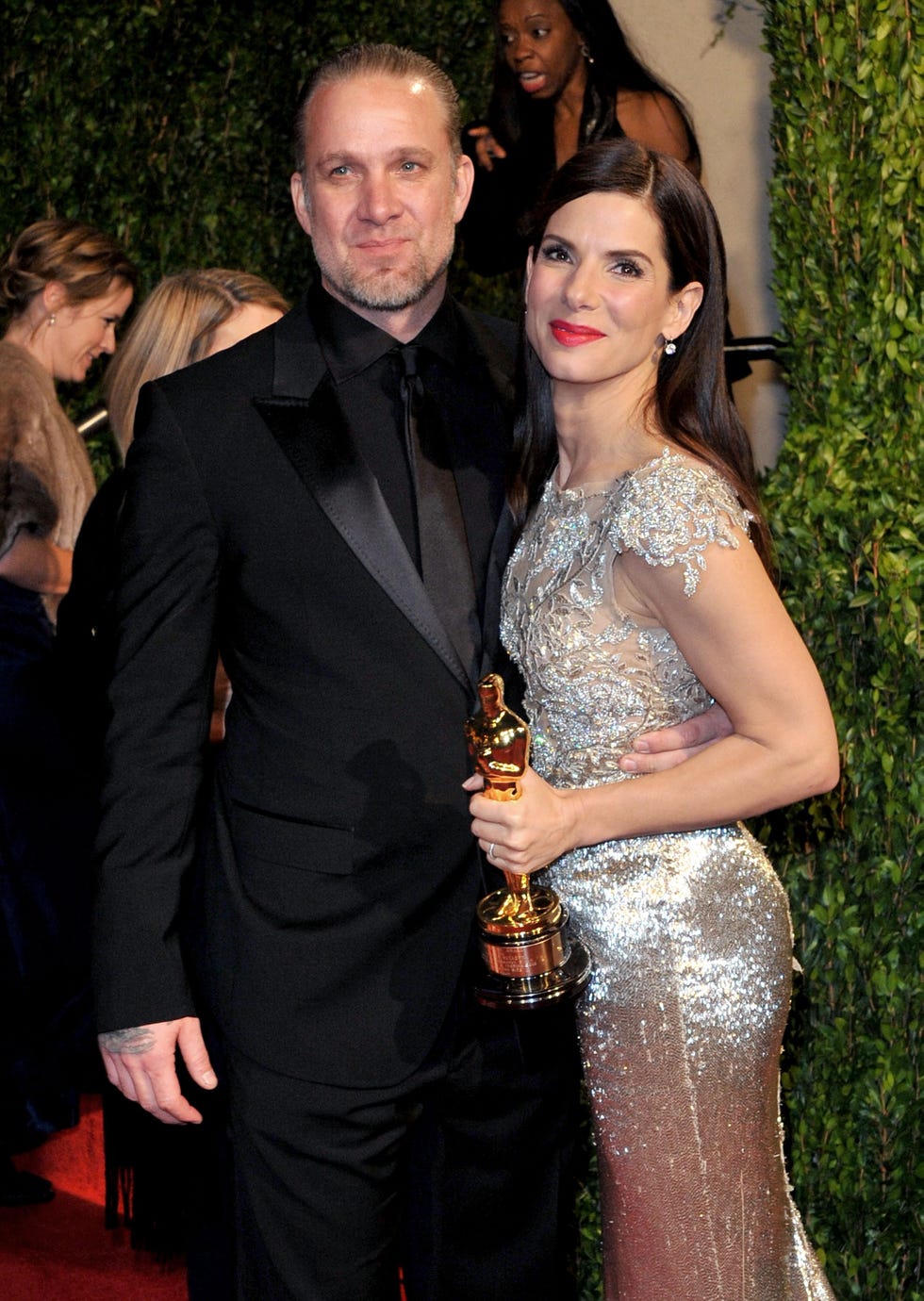 Dress, Event, Formal wear, Fashion, Hairstyle, Suit, Carpet, Premiere, Gown, Shoulder, 