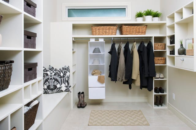 vestidor con ropa y calzado