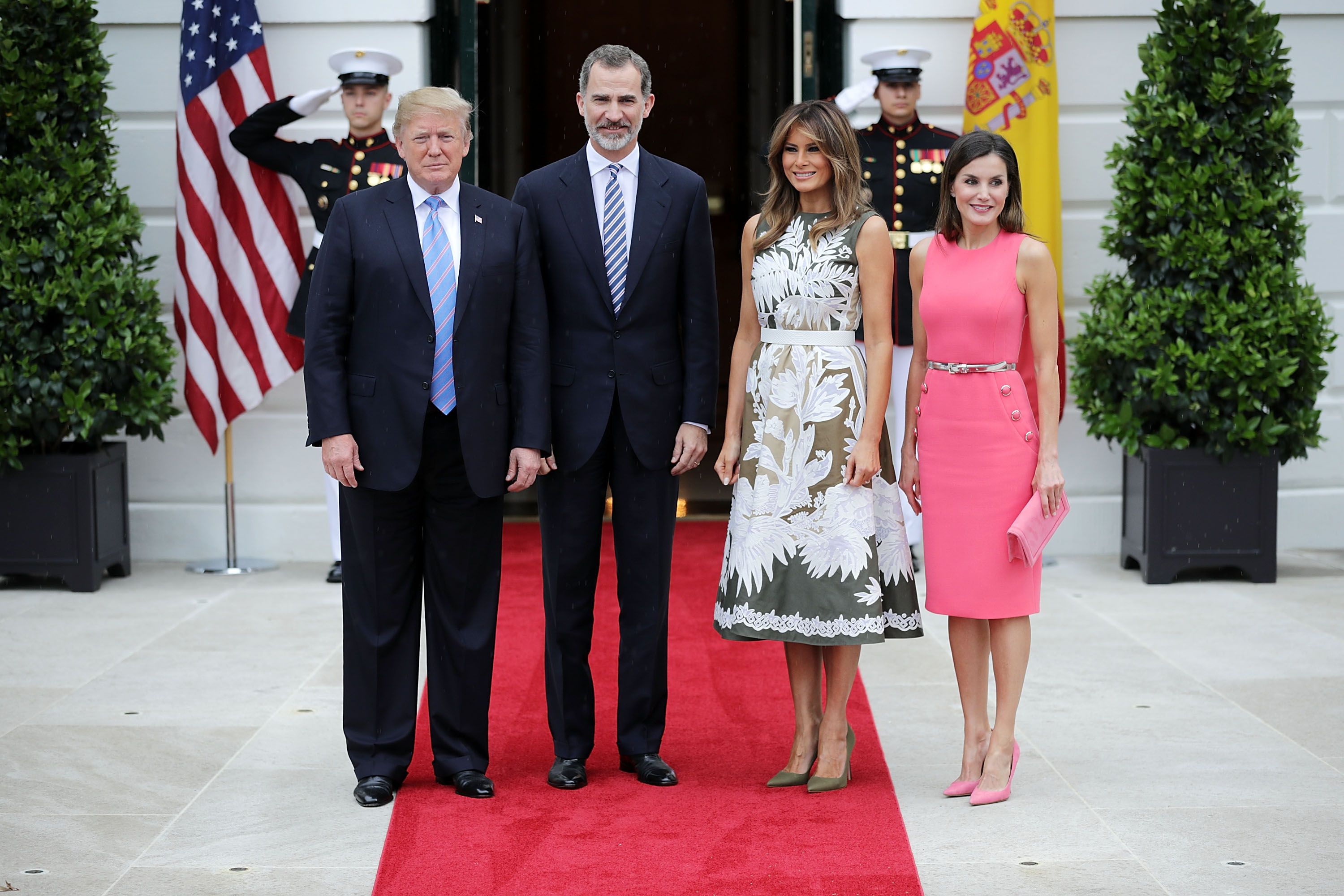 Doña Letizia vuelve a los vestidos entallados y recicla el de su encuentro  con Melania Trump - Foto 1