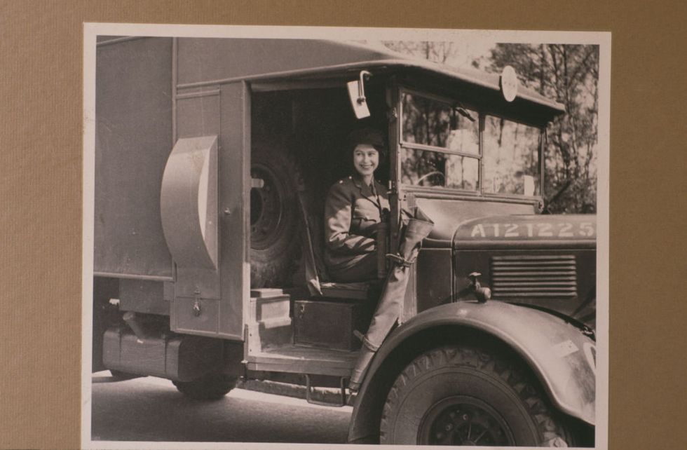 prinses elizabeth in een ambulance tijdens de tweede wereld oorlog