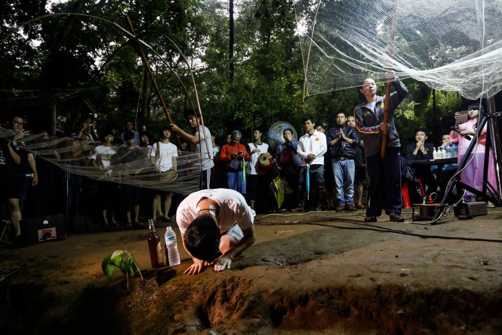 thai families pray flood
