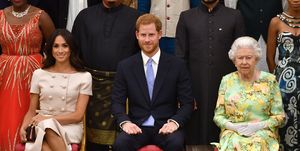 meghan markle prins harry en queen elizabeth ii bij young leaders awards ceremonie in buckingham palace in juni 2018