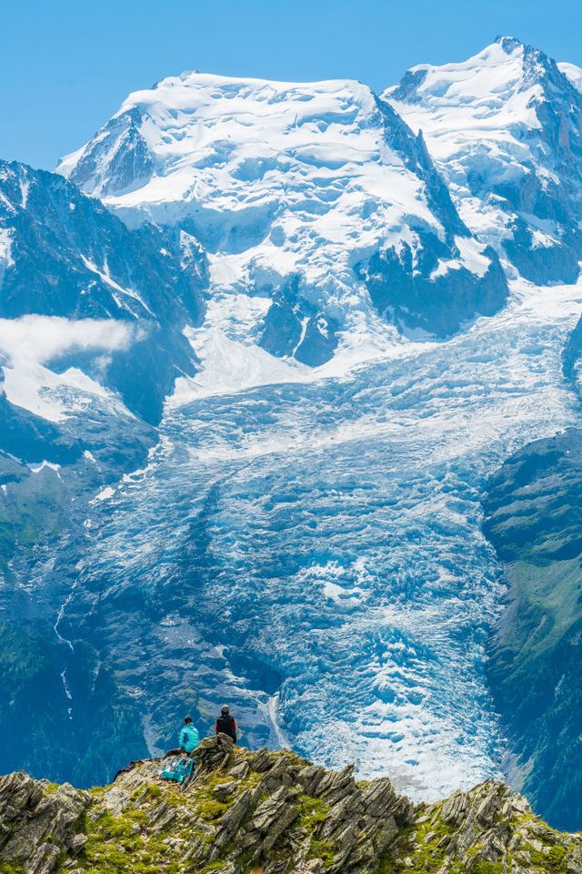 landscape of the mont blanc massif with the bossons glacier hikers admiring the landscape and the glacier photo by andiauniversal images group via getty images