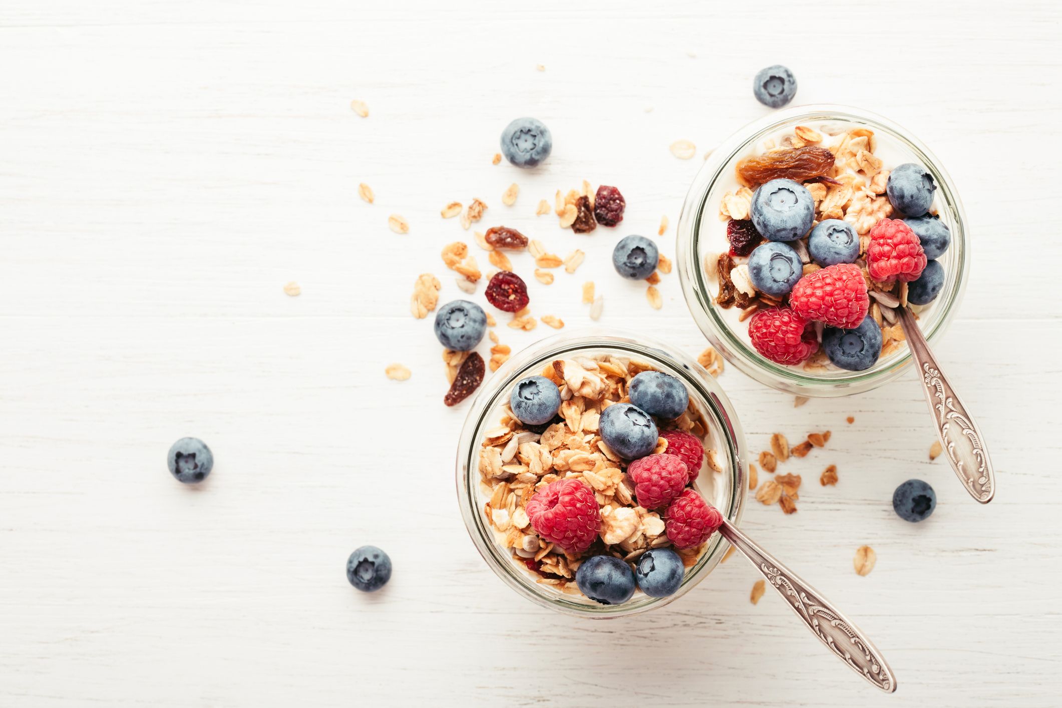 granola con frutas y yogur en frascos.