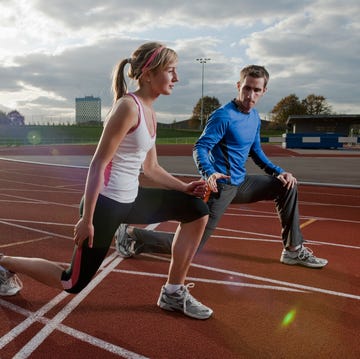 2 athletes training together dos corredores entrenando