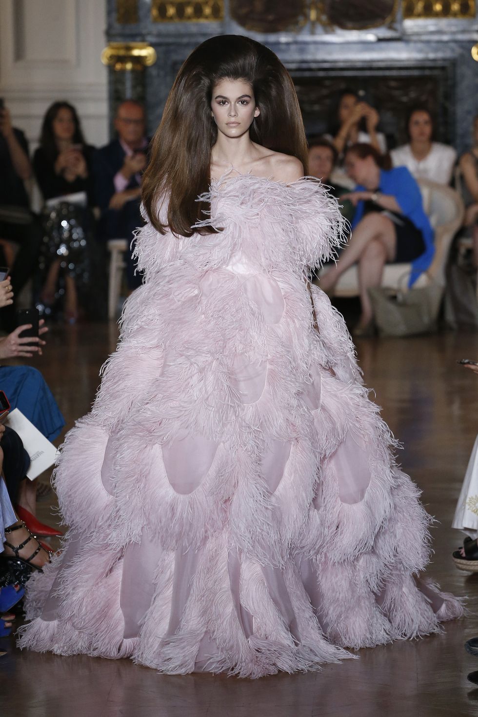 emma chamberlain looks flawless at valentino haute couture show at