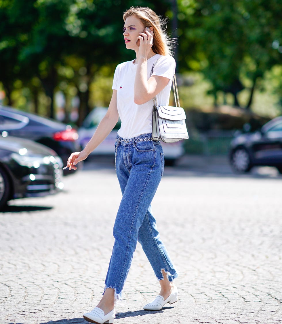 como vestir camiseta blanca con pantalones slouchy