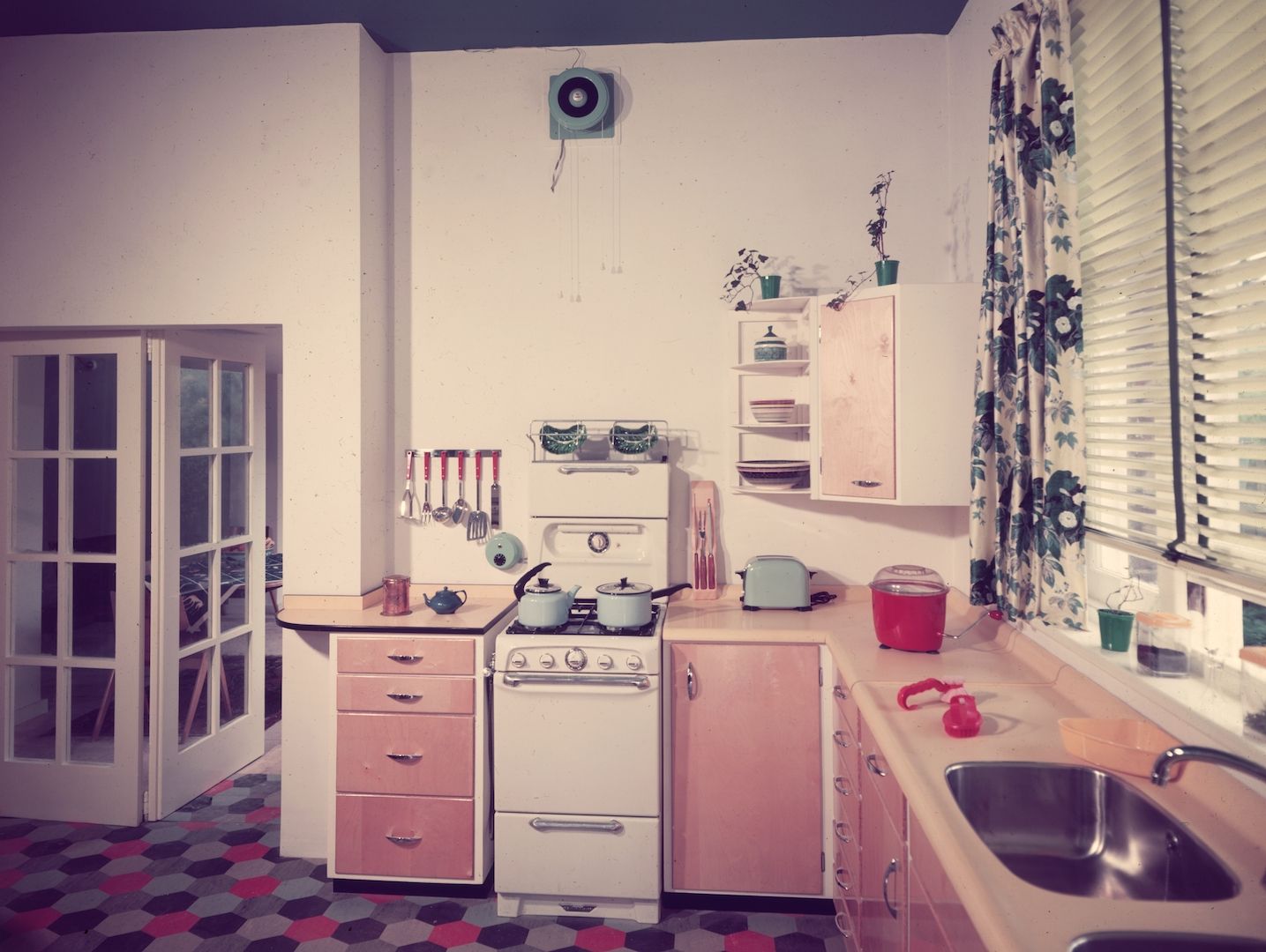 Cool Pink Kitchen Design With Retro and Chic Look - DigsDigs