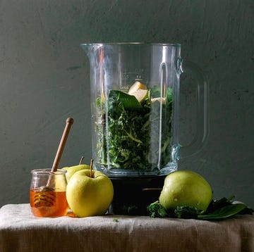 wat eten als je ziek bent een blender waarin een smoothie gemaakt wordt